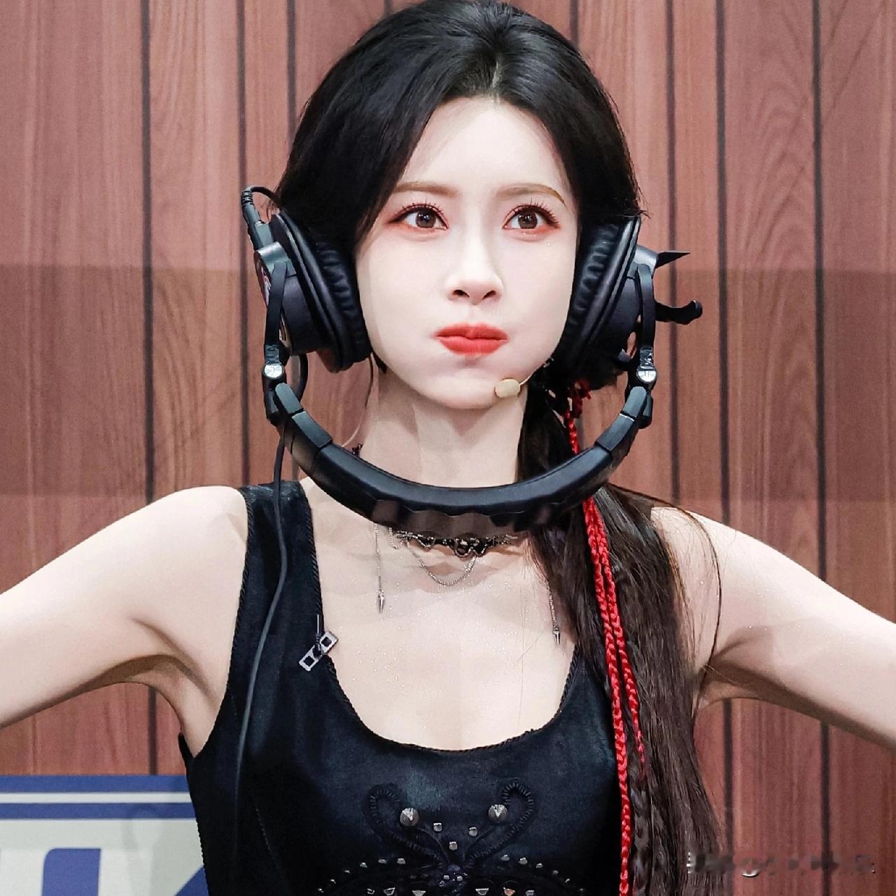 有没有人告诉我

孟子义孟姐

年年晚会都唱歌，年年都跑调，为啥年年还请她去唱歌