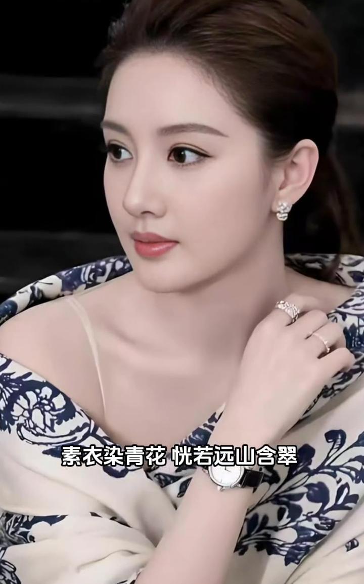 素衣染青花，恍若远山含翠，漾开一派水墨清韵。点点珠饰错落点缀，将典雅贵气悄然烘托