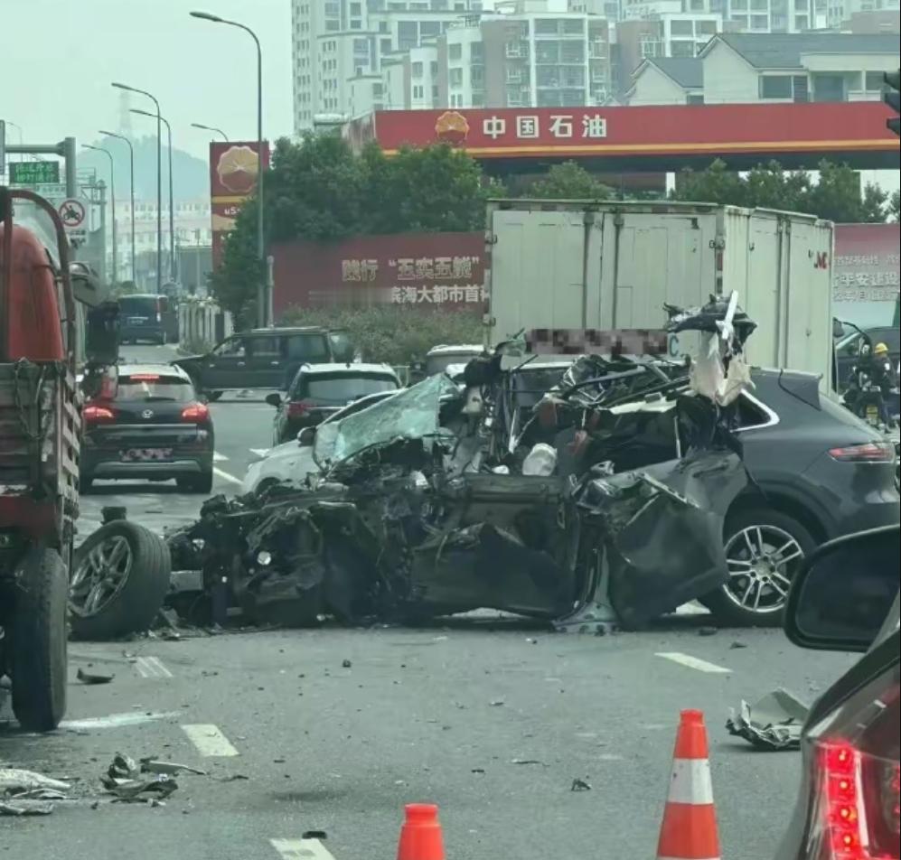 市区撞大车的保时捷 VS 高速撞大车的问界M7 ​​​