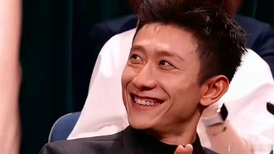 杨紫今晚在金鹰奖唱歌了。沈梦辰问她如果获奖想唱什么，她说《好运来》。被cue清唱