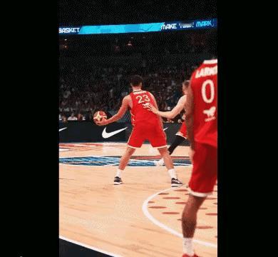 申京传球神出鬼没，戏耍对方后卫，让队友上演双手暴扣，申京不愧是NBA火箭队的进攻