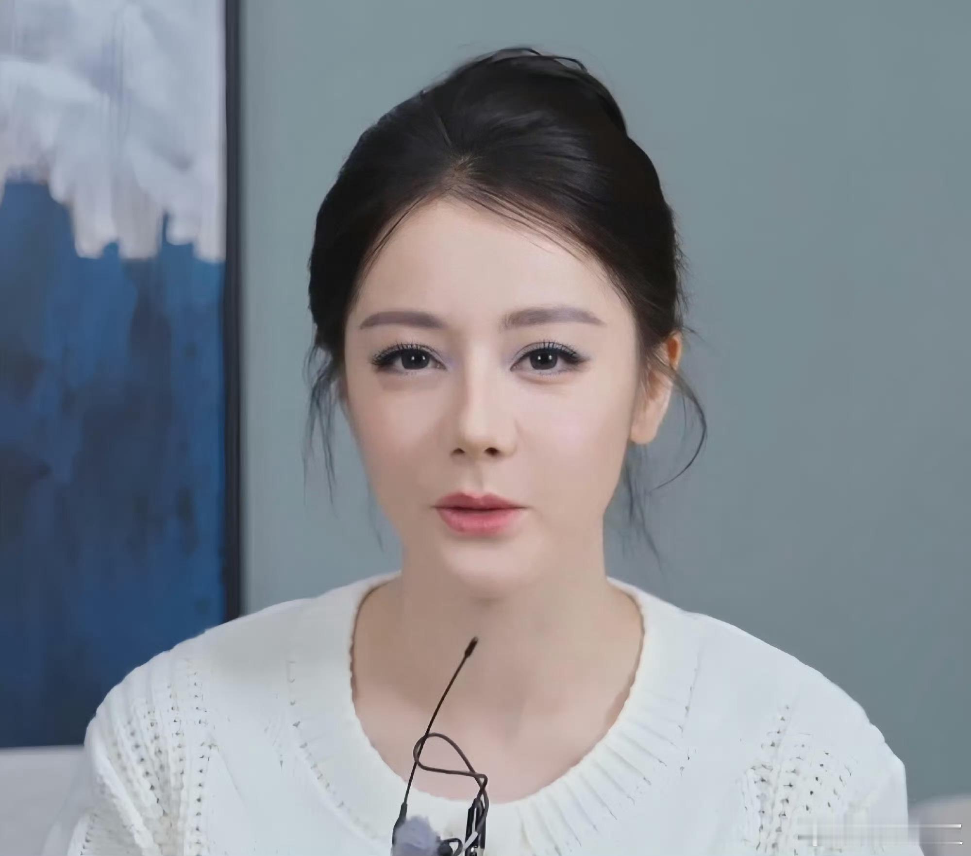 迪丽热巴吃货实锤 迪丽热巴将在2026年央视马年春晚四川宜宾分会场，与谭松韵合作