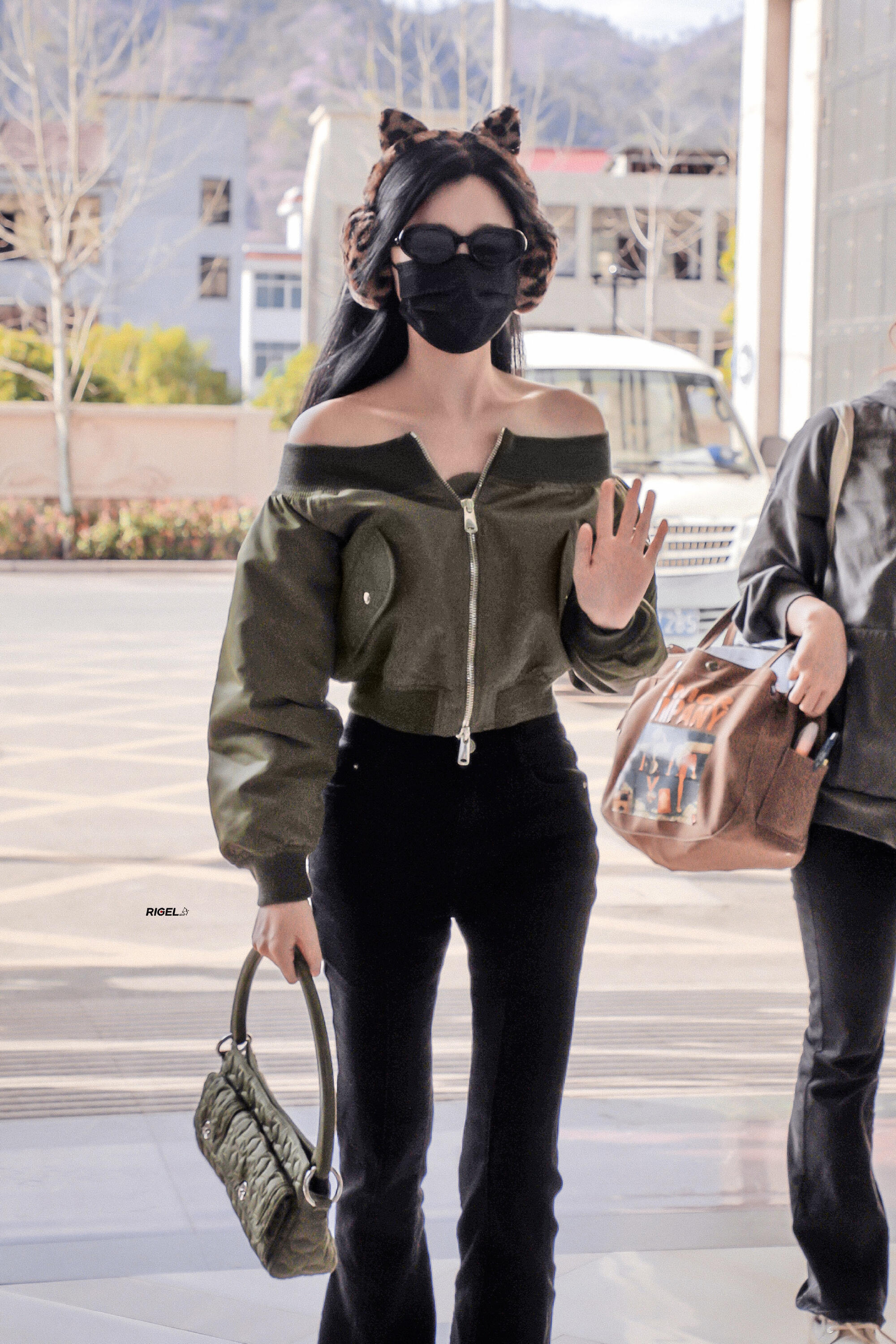 在横店拍摄时的虞书欣✨ 