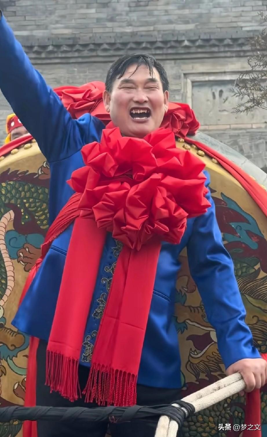 大衣哥很接地气的一位农民歌手👍