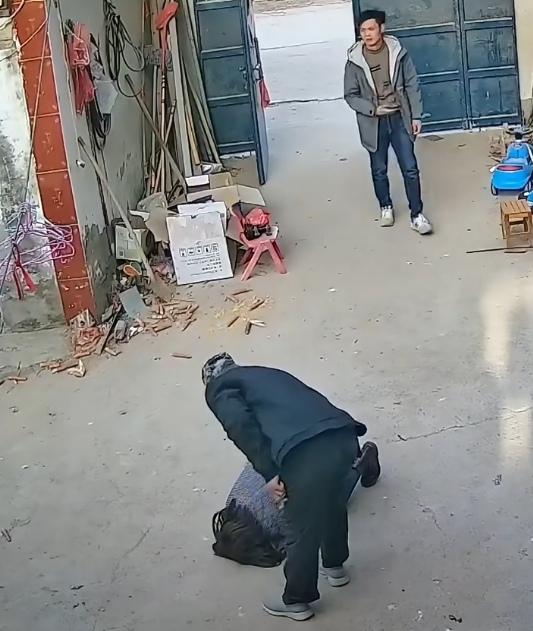 云南女子跪别至亲：人生最大的遗憾，是来不及说我爱你
4月13日，云南某地一段女子