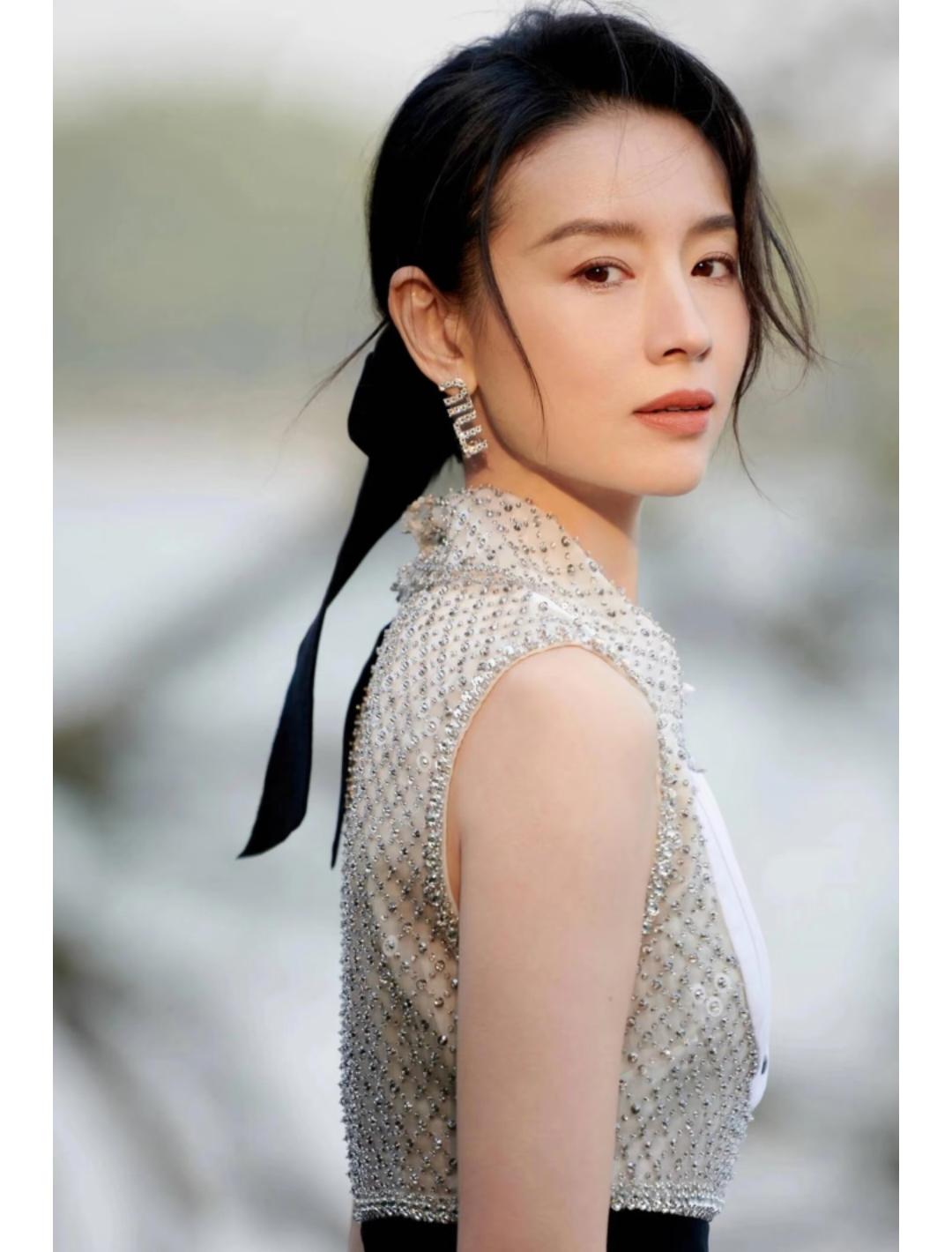 董洁自爆面临经济压力?
儿子顶顶一年的课外辅导班总费用加起来上百万了!
自爆自己