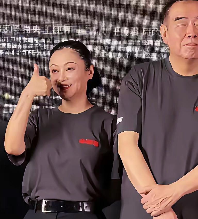 陈凯歌和陈红这张同框照，真是让人看了心里五味杂陈。陈红这边笑容满面，还对着镜头比