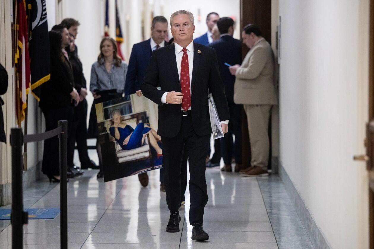 在共和党发出“最后通牒”并威胁启动藐视国会程序后，克林顿夫妇已同意按条件配合众议