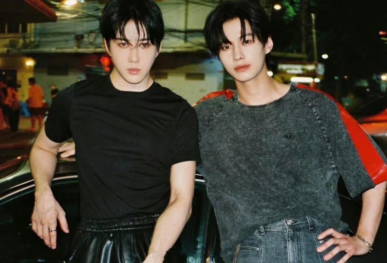 何与和Mike的合照有点太养眼了！两位帅哥友谊长存