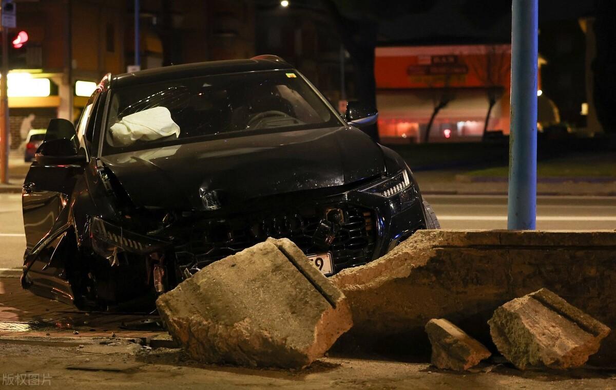 巴洛特利真不愧是巴神！车祸的处理，也能如此神奇？[捂脸][捂脸][捂脸]

警察