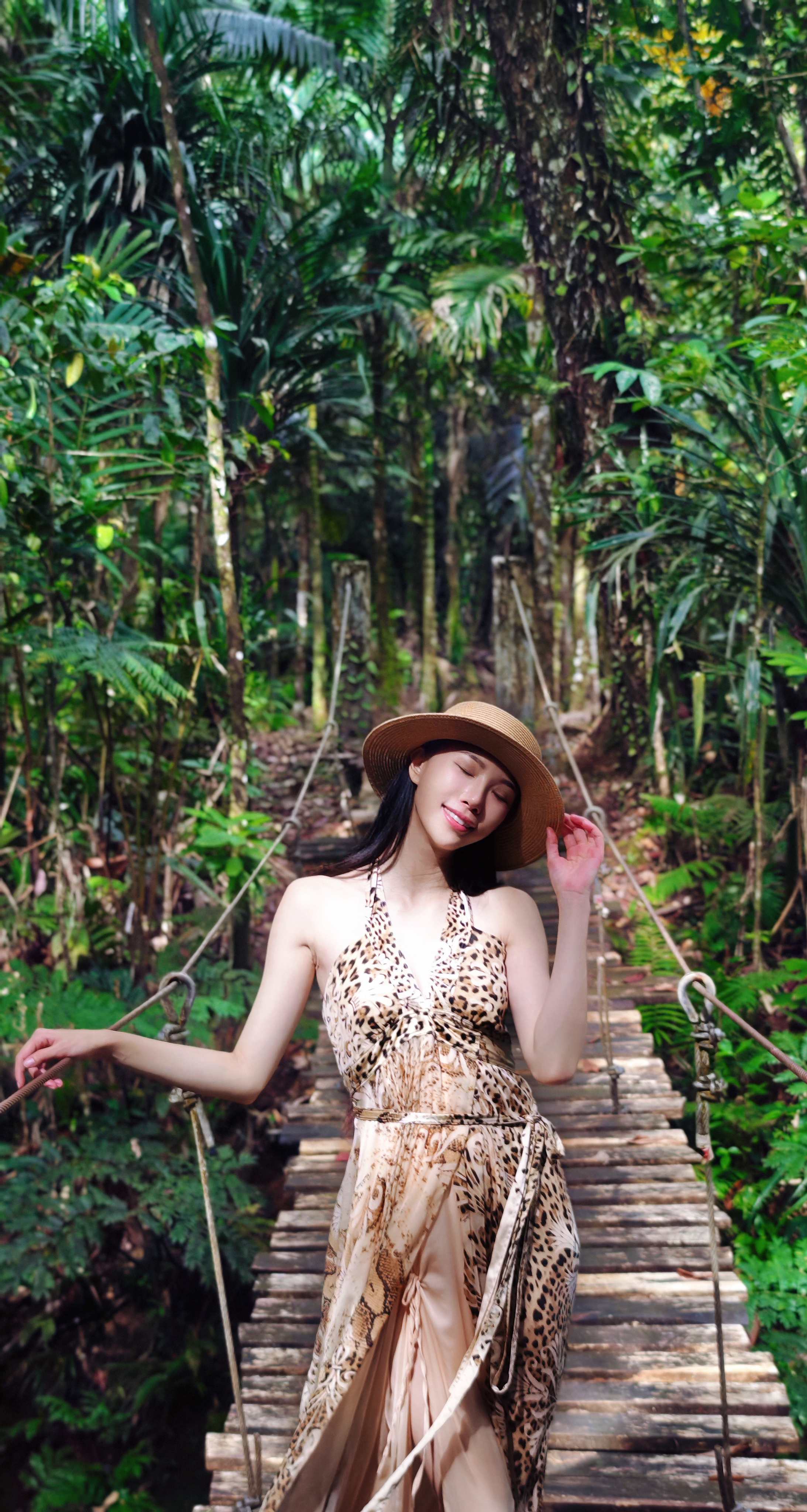 因为国家太小了，所以岛上只有一条公路，半天时间就可以完成环岛游，我们只开了一个多