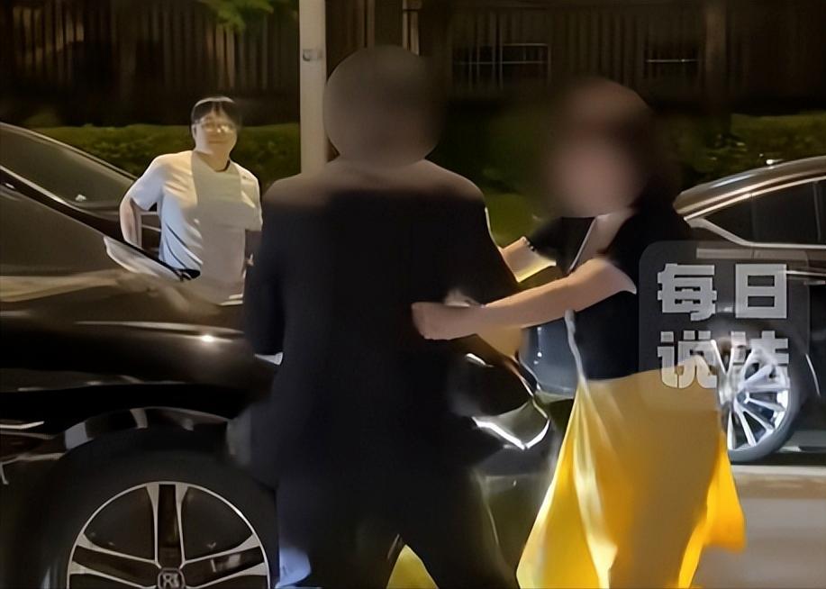 凌晨两点，街灯底下，一个人挥着拳头，另一个人就那么站着挨打。
“师傅你不要动，我