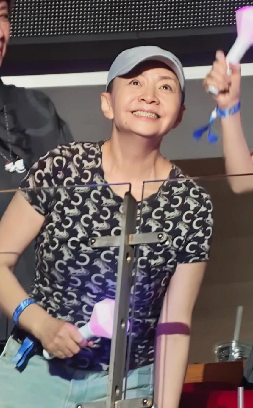 宋丹丹穿20年前家有儿女的衣服 20年前的衣服竟然还留着宋丹丹对《家有儿女》这剧