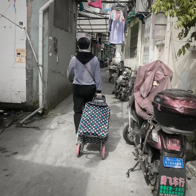 上海6旬独居老人10个月“洗头”花掉近百万，贱卖劳力士充卡，涉事店铺：出于“人道