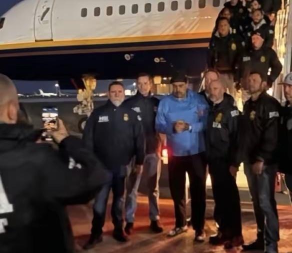 30亿美元抓一个总统，值不值？2月14日，彭博社称，特朗普为劫持马杜罗，自去年在