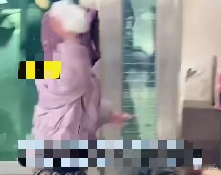 近日，山西一太爷爷和重孙女展开了“雪球大战”，太爷爷被砸了一身雪，还高兴的像个孩