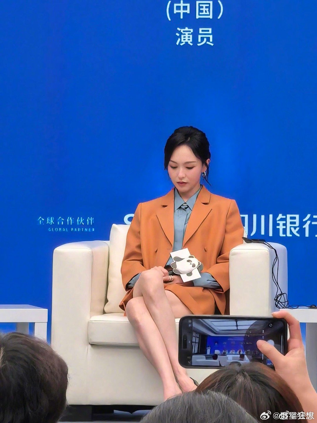 唐嫣橙色西装套装 金熊猫文化论坛的活动中，一袭橙色西装套装亮相，造型干练又优雅！