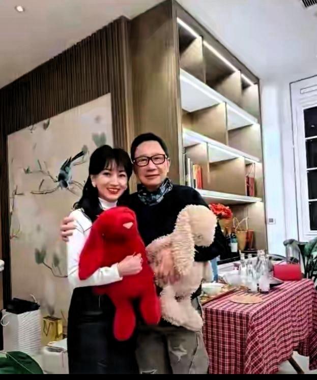 谁能想到，这对亲密合影的男女，已经做了四十多年的朋友？
 
画面里的赵雅芝抱着红