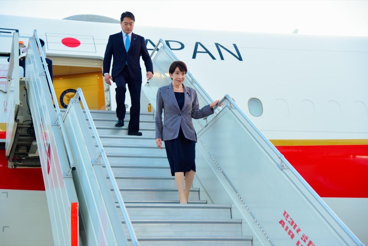 本想着高调刷存在感，日本新晋首相高市早苗刚刚抵达新德里，迎来的却不是记者和民众的