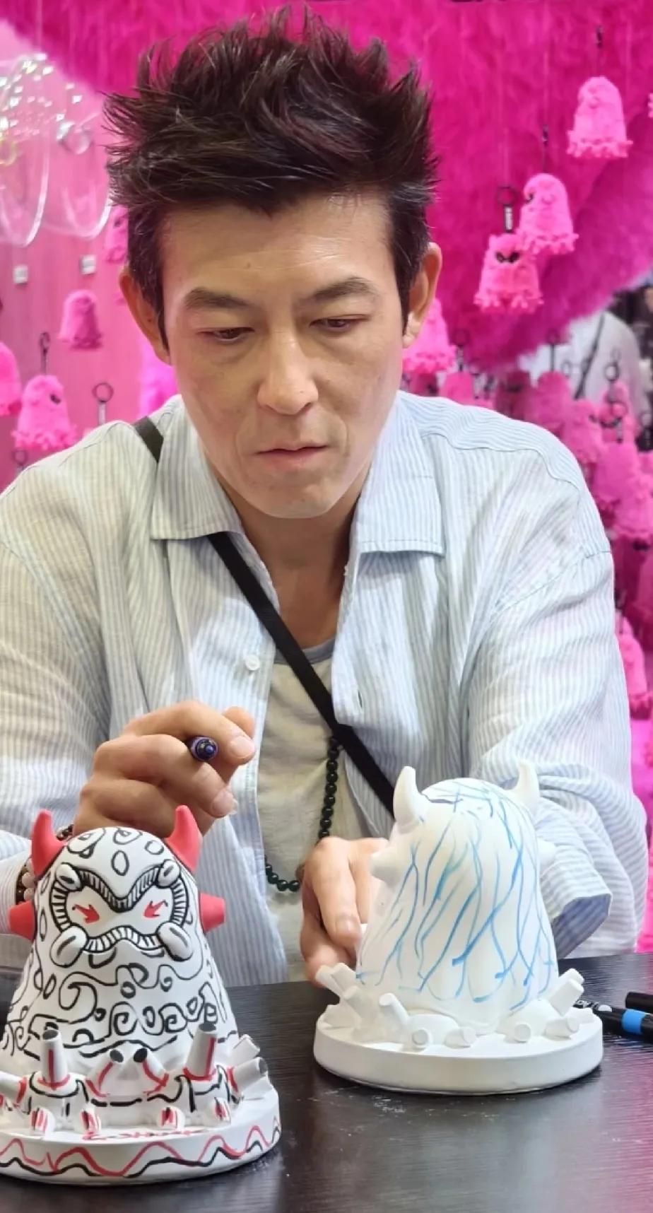以后谁再说陈老师老了，
我跟谁急！
这发量已经赢了大部分的90后，
脸部状态比同
