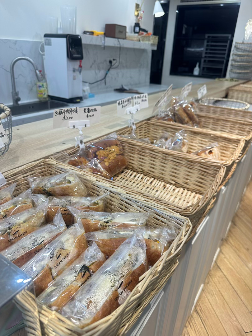 追光面包房各种奇特口味 比如卤藕牛肉….总的来说味道都还不错👌晚上还有买有送活