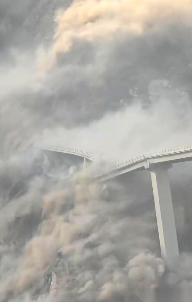 刷到视频的时候，心都凉了半截。
一座好好的特大桥，咔嚓一下，就没了。山体跟卸货一