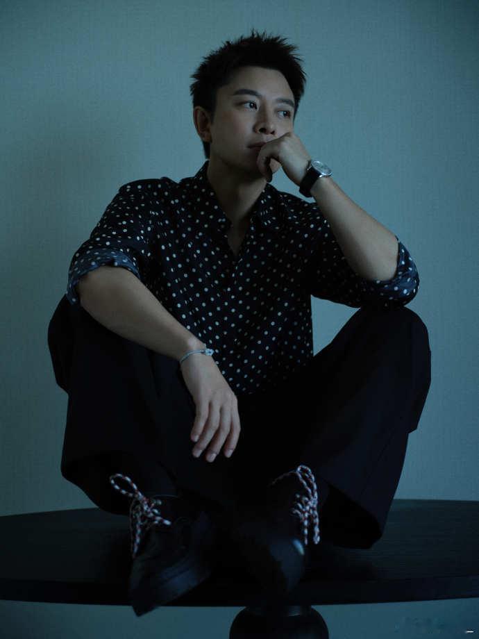 众人热衷于追逐网上的各类瓜，跟风讨论关于贾乃亮的流言，不断放大过往矛盾。可喧嚣过