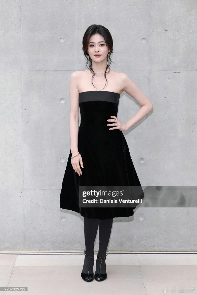 G社拍的时装周上的中国女明星g社拍的中国女星生图 刘亦菲撩发瞬间绝美！法国风吹乱