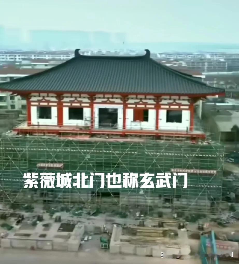 洛阳宫门城门复古建筑，
似乎都离不开懿德太子墓壁画的元素。
应天门仿制了阙，
玄