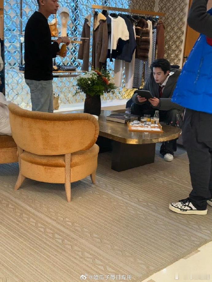 王鹤棣巴黎时装周探店路透  巴黎偶遇王鹤棣探店 被偶遇路透惊艳到，王鹤棣私服穿搭