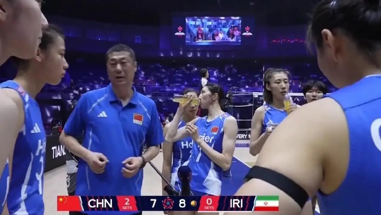 中国队女排亚锦赛两连胜赵勇指导真是被气坏了！亚锦赛中国女排VS伊朗女排第三局，中