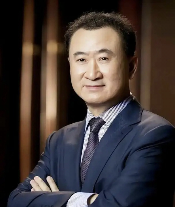 王健林已卖掉85个万达广场第一个没跑，第二个还有东西能卖，起码就比另一位许姓企业