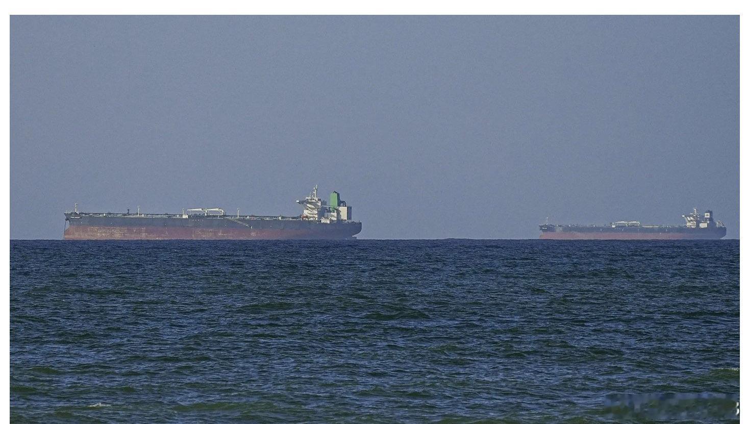 美媒，卫队今天在霍尔木兹海峡再次开火警告，使得三艘油轮被迫折返。番外很奇怪，还是