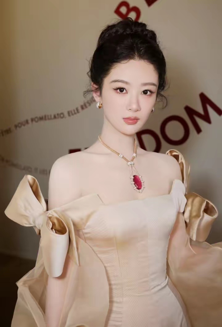 杨紫34岁拿白玉兰奖孙俪36岁拿白玉兰奖吴越50岁拿白玉兰奖，杨紫的演员之路还有