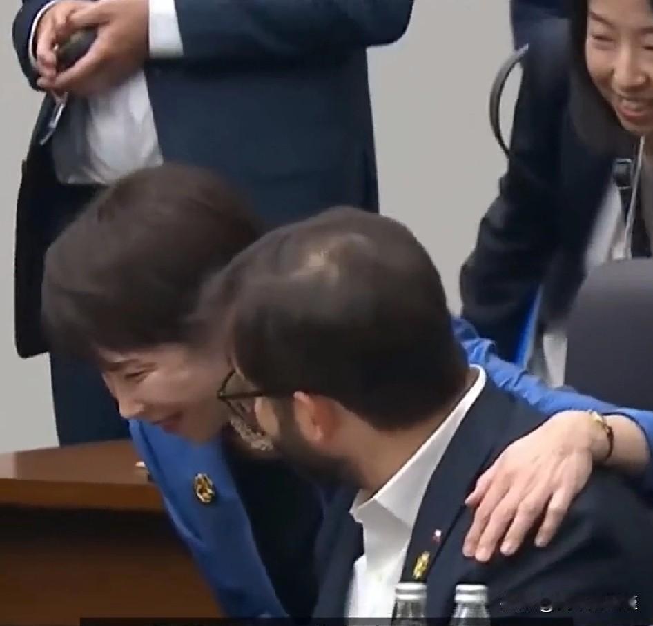 喜欢“勾肩搭背”的高市早苗野心暴露无遗。

先有特朗普访问日本，高市早苗被其国人