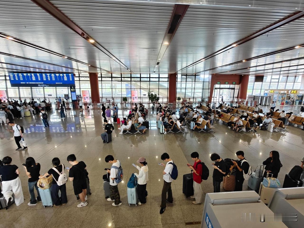 实拍宿迁高铁站候车大厅，一楼和二楼人头涌动，候车旅客往来不绝，日常客流量十分稳定