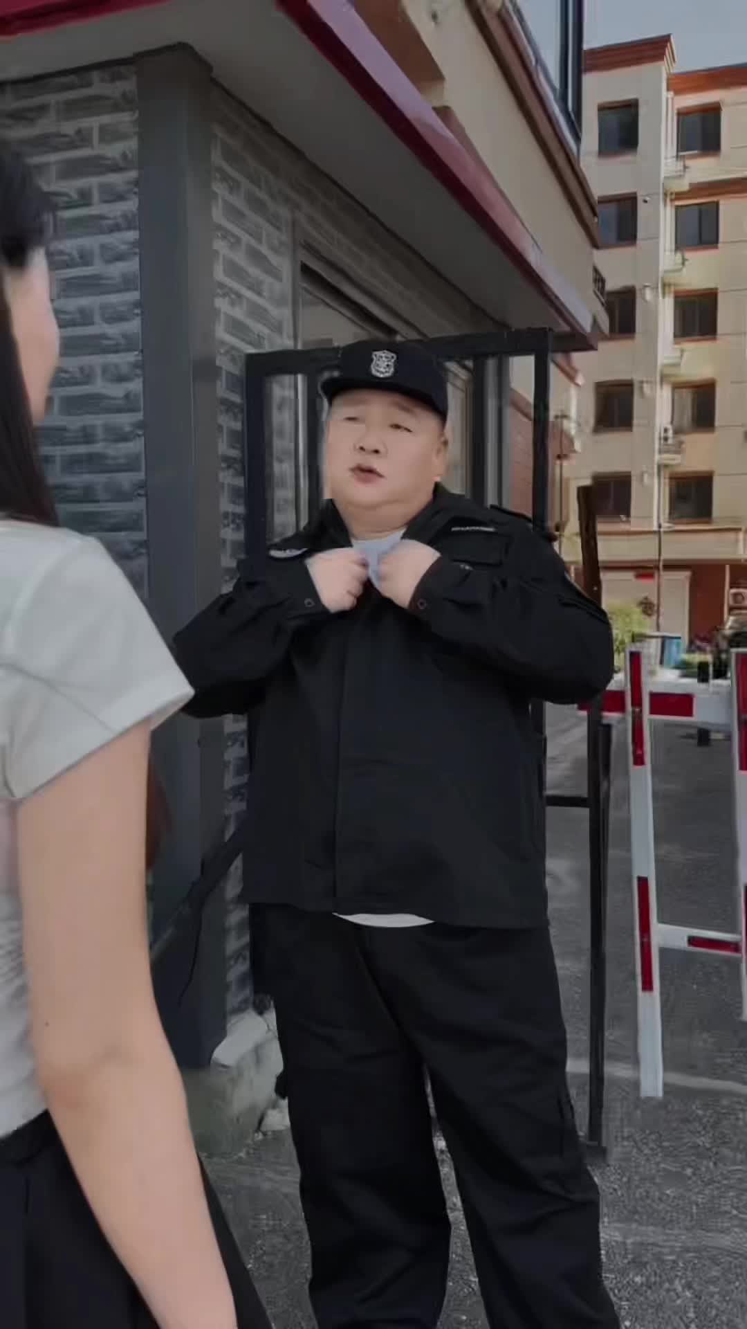 俺小区没有卡不让进！