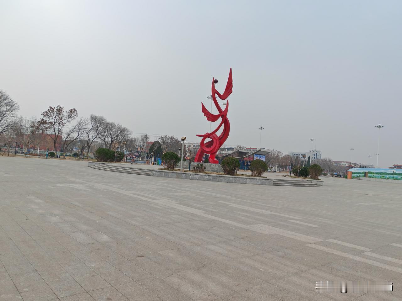 无棣人民广场漫步记
冬日的山东无棣，人民广场的景致在镜头里缓缓铺展。最先映入眼帘