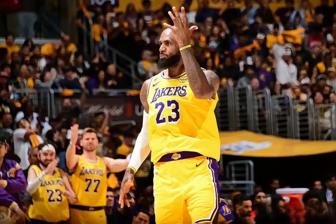 建议老詹第四场歇着，不管第三场输赢。因为第三、四场都是客场，中间就歇一天。老詹体