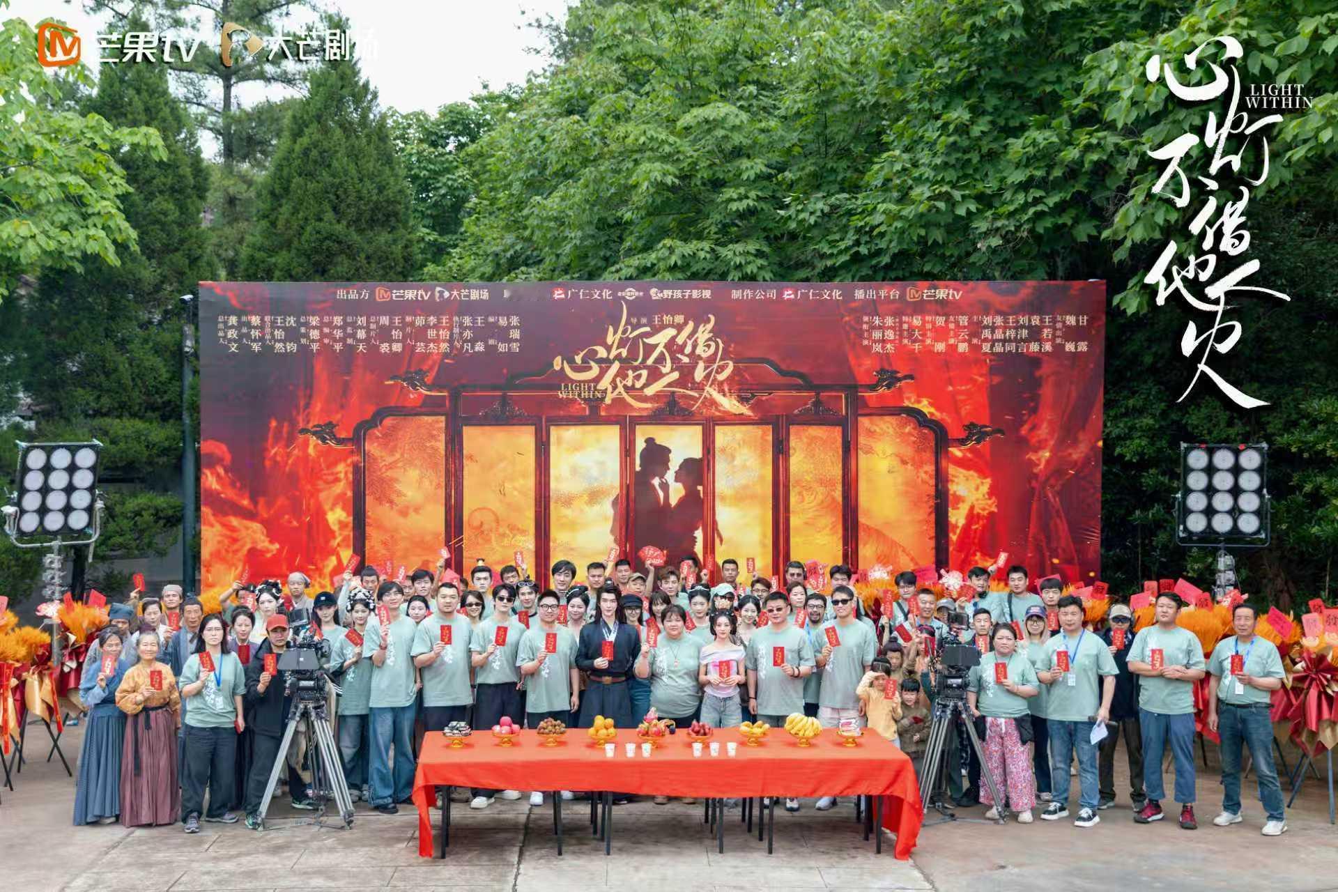 朱丽岚张逸杰新剧开机同框朱丽岚张逸杰首搭开机心灯不借他人火，首搭即是双强剧吧！！