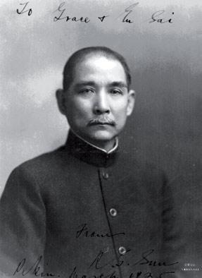 1905年，三名刺客准备刺杀孙中山，不料被杜心武发现，他大声喝道：“你们身上的铁