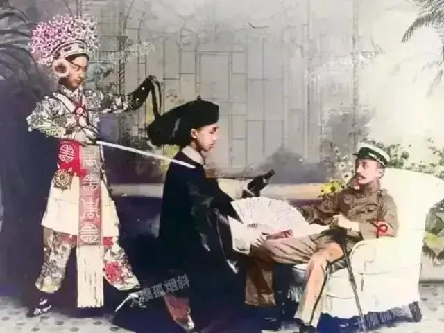 1900年的北京，烽烟四起，八国联军攻取紫禁城后，为了炫耀战绩，羞辱满清政府，一