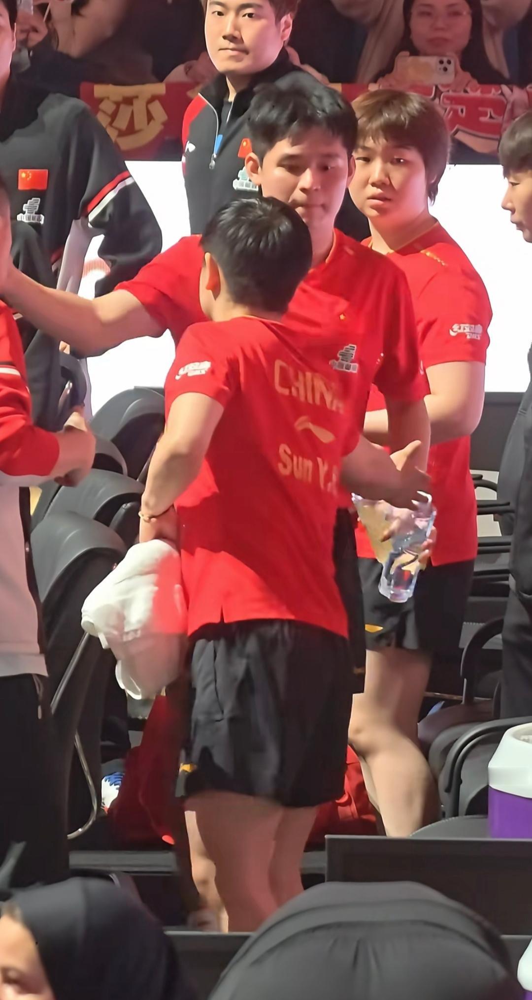 小石头专门跑来和莎莎击掌，太可爱了。
比赛完，莎莎走进国乒队伍中间，一边喝水一边