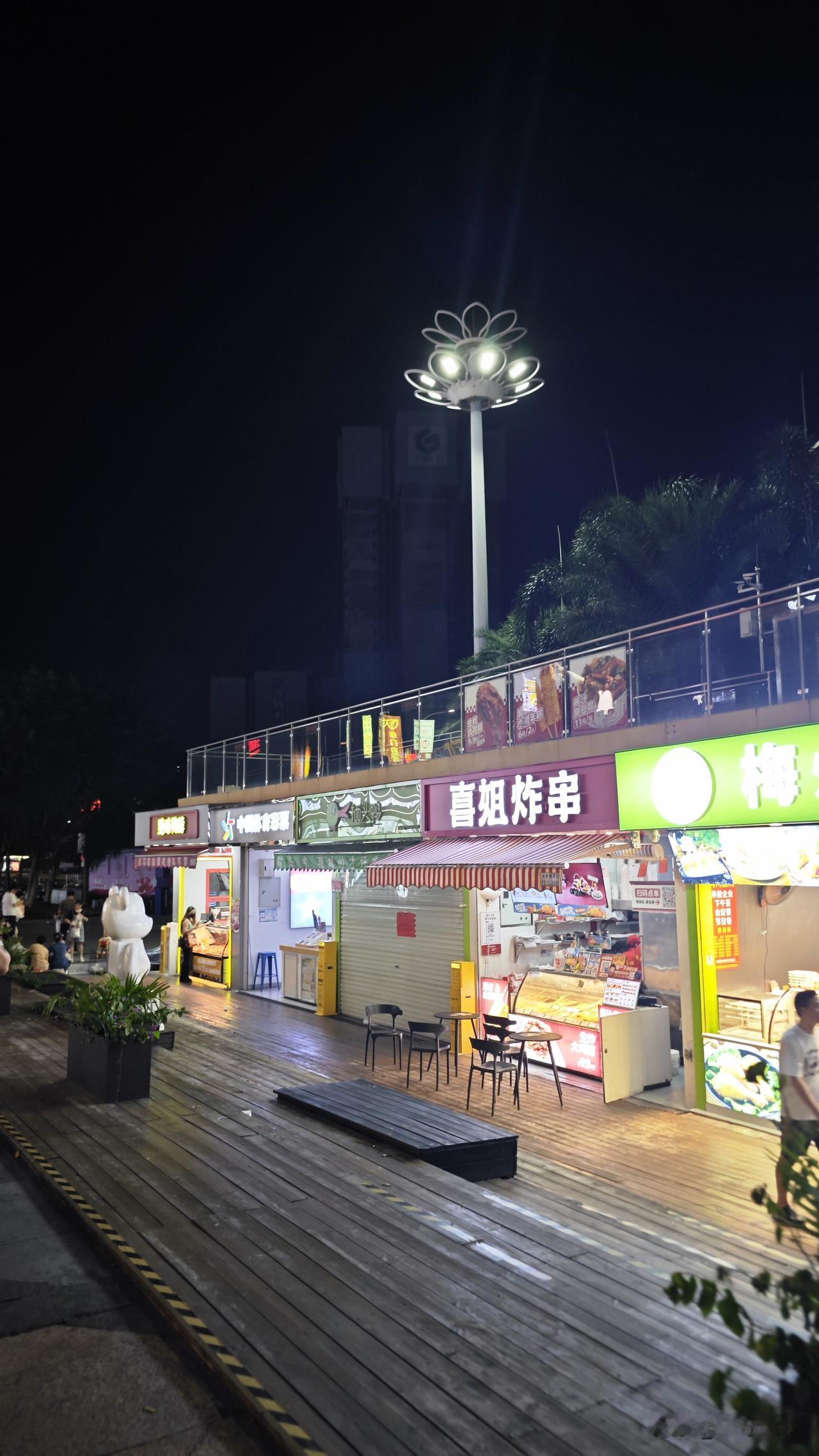 实体门店继续难熬，南沙万达广场外广场亦司终于还是确定搬走了，算算日子也没开多久时