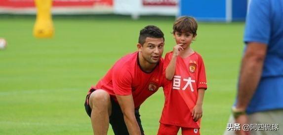 人是巴西人，心是中国心！36岁的归化球员艾克森近日更新社媒，发布了自己收藏的中国