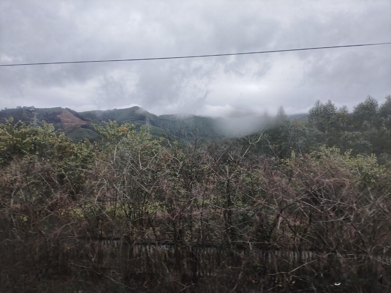 天南地北大拜年火车上拍到的沿途风景，远山，云里雾里。这些云雾有些神秘，用流体力学