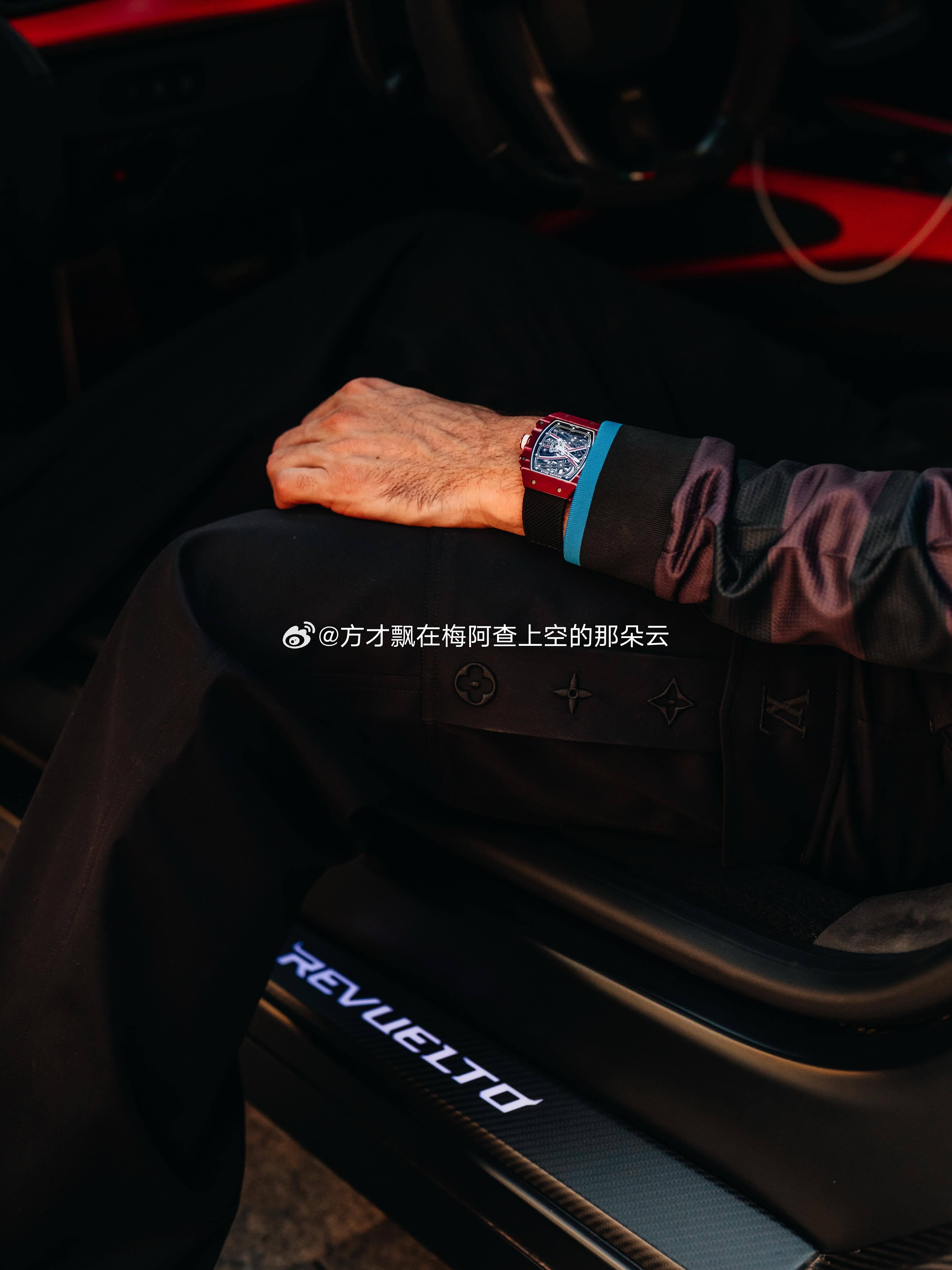本泽马又一次晒出几张穿1997-98赛季的你纯经典二客长袖球衣的照片 国际米兰本