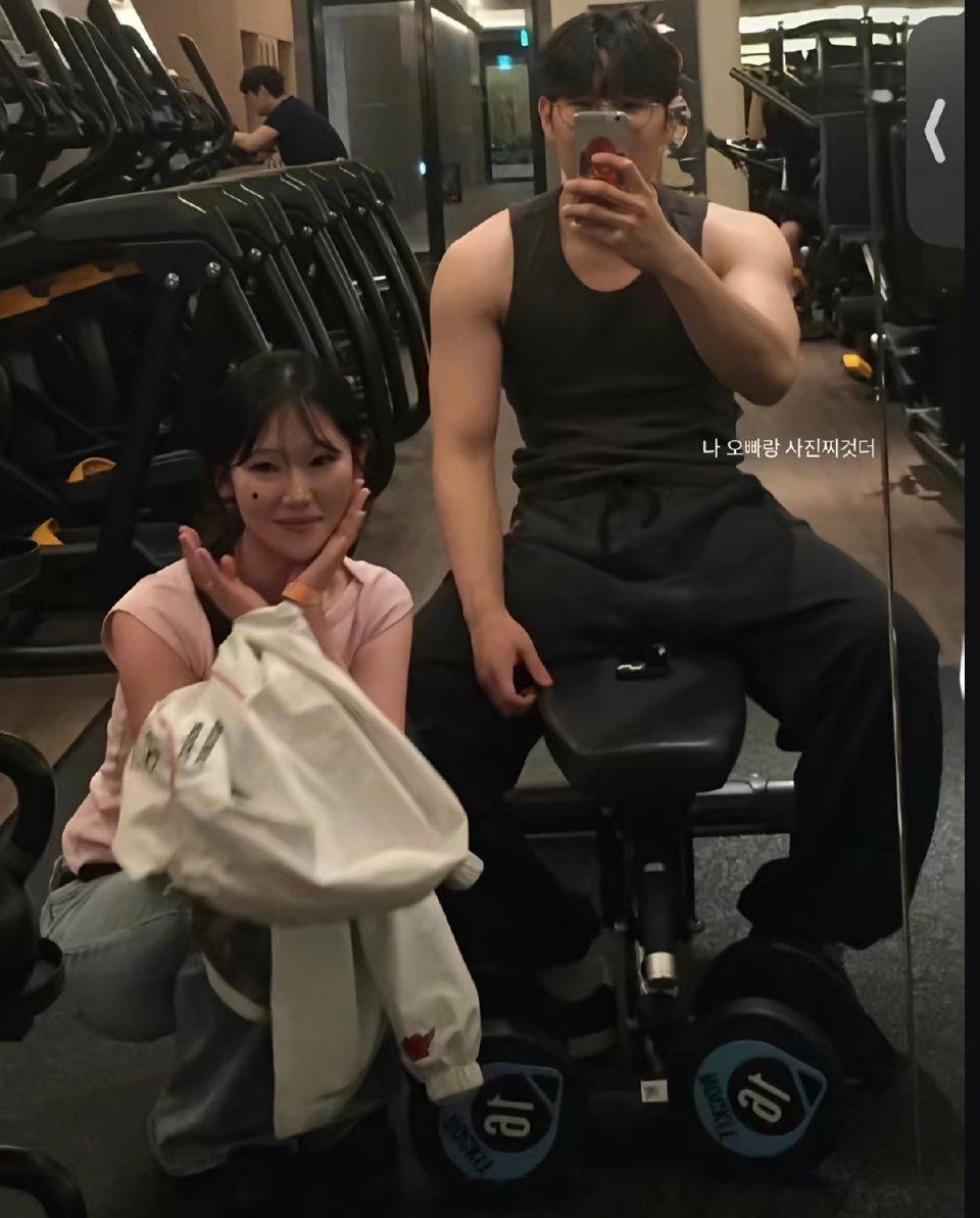 媒体曝Oner女友照，健身房合照被扒T1打野Oer女友社媒晒出两人健身合照。状态