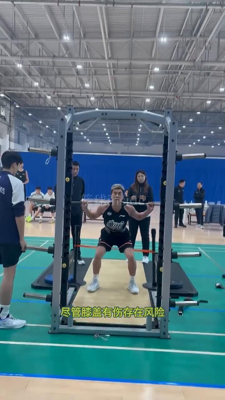 郭艾伦CBA体测上来做负重深蹲项目。
郭艾伦这也太强了，CBA体测今天轮到广州龙