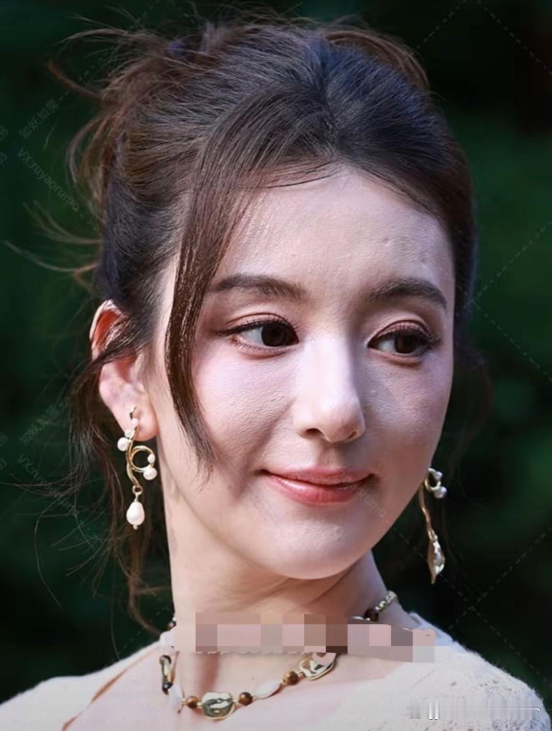 方媛高清怼脸特写，近距离镜头之下，五官细节清晰展现。 